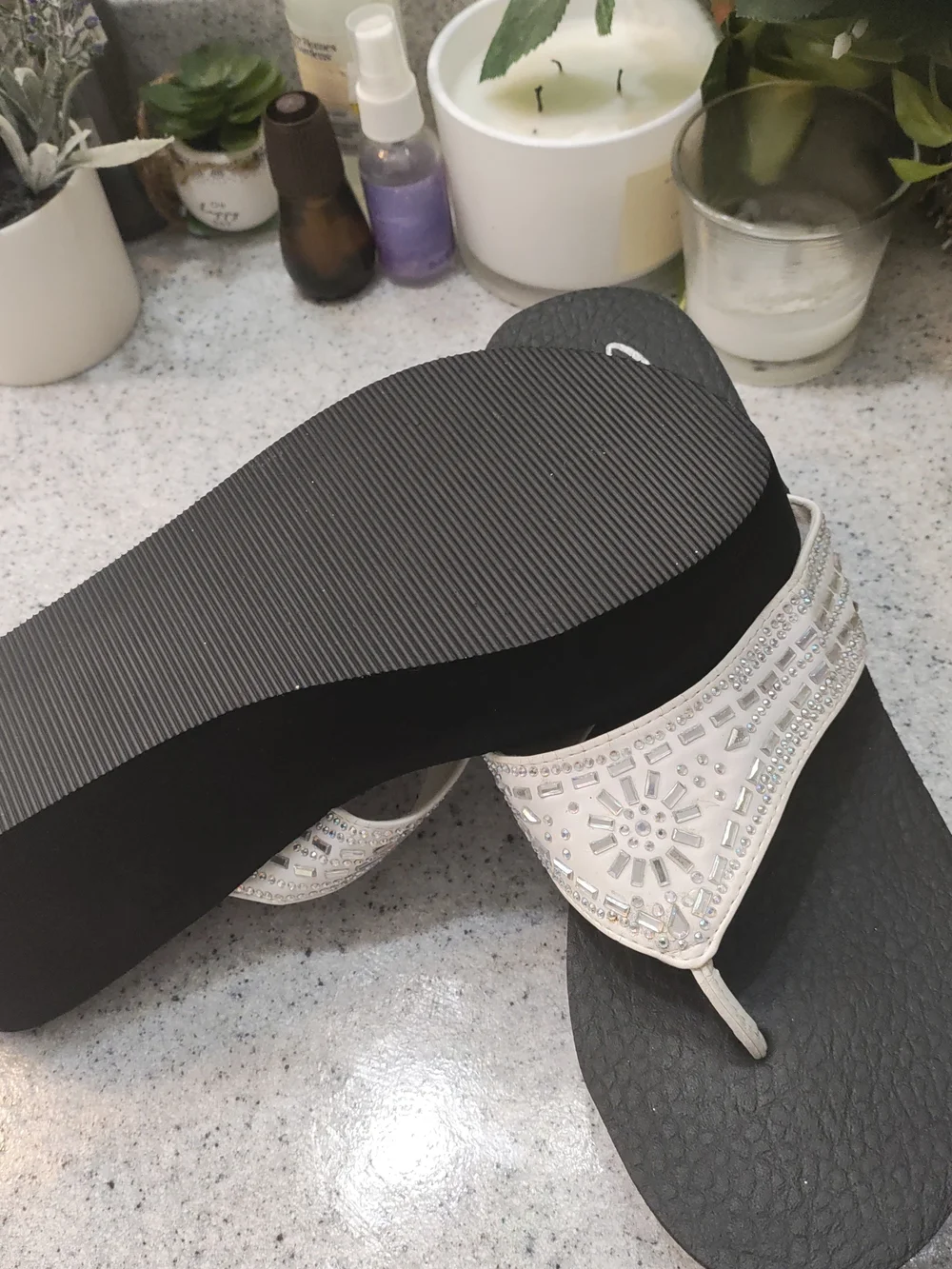 Skechers White Jeweled Thong Sandals for Summer 🌞 Comfort🥵🥵🥵🥵🥵🥵🥵🥵🥵🥵🥵